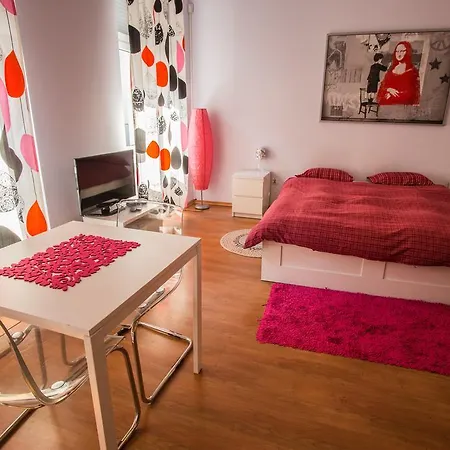 Sklodowska-curie, Martini Apartment